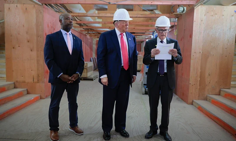 WASHINGTON, DC - JULY 24: U.S. President Donald Trump and Federal Reserve Chair Jerome Powell look at a piece of paper alongside Sen. Tim Scott (R-SC) as they tour the Federal Reserve’s $2.5 billion headquarters renovation project on July 24, 2025 in Washington, DC. The Trump administration has been critical of the cost of the renovation and Federal Reserve Chairman Jerome Powell. (Photo by Chip Somodevilla/Getty Images)
