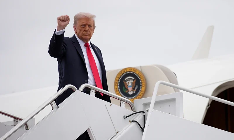 JOINT BASE ANDREWS, MARYLAND - SEPTEMBER 07: U.S. President Donald Trump pumps his fist as he boards Air Force One on September 7, 2025 at Joint Base Andrews, Maryland. President Trump is traveling to New York to attend the U.S. Open men’s singles final. (Photo by Kevin Dietsch/Getty Images)