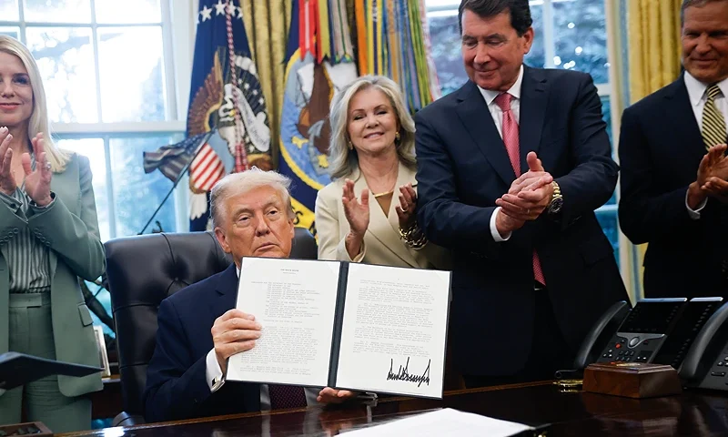WASHINGTON, DC - SEPTEMBER 15: U.S. President Donald Trump displays a Presidential Memorandum after signing the document in the Oval Office on September 15, 2025 in Washington, DC. Trump signed a memorandum that will send members of the National Guard and federal law enforcement agencies to Memphis, Tennessee in an effort to decrease crime in the city. Also pictured from left to right are Attorney General Pam Bondi, Sen. Marsha Blackburn (R-TN), Sen. Bill Hagerty (R-TN) and Tennessee Gov. Bill Lee (R-TN). (Photo by Kevin Dietsch/Getty Images)