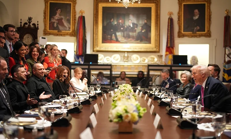 WASHINGTON, DC - OCTOBER 17: U.S. President Donald Trump (R) speaks with Ukrainian President Volodymyr Zelensky (L) during a lunch meeting at the White House on October 17, 2025, in Washington, DC. President Trump, fresh off a ceasefire agreement between Israel and Hamas, is hosting President Zelensky for a bilateral lunch in the Cabinet Room in hopes of advancing a peace deal between Russia and Ukraine. (Photo by Andrew Harnik/Getty Images)