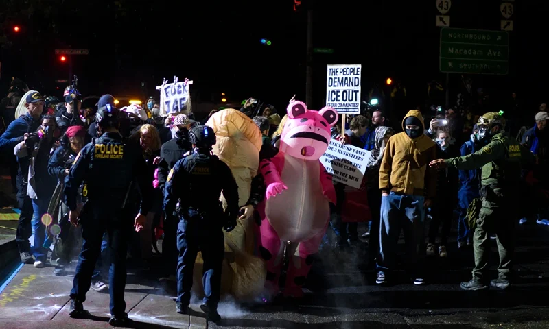 PORTLAND, OREGON - OCTOBER 18: Anti-I.C.E. protesters clash with federal agents at the U.S. Immigration and Customs Enforcement building on October 18, 2025 in Portland, Oregon. Organizers expect millions to participate in cities and towns across the nation for the second "No Kings" protest to denounce the Trump administration. (Photo by Mathieu Lewis-Rolland/Getty Images)
