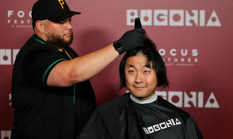 A fan gets his head shaved for a free preview of Yorgos Lanthimos’s new film 'Bugonia', in Culver City, California, U.S., October 20, 2025. REUTERS/Daniel Cole